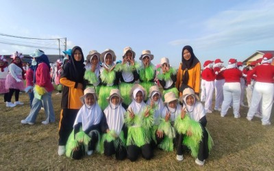 Ramaikan Gerak Jalan Kreasi, MIS Miftahul Ulum Kawal Turunkan 4 Tim Terbaiknya