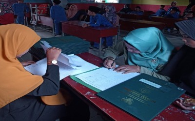 MIS Miftahul Ulum Kawal Bagikan Raport Akhir Semester