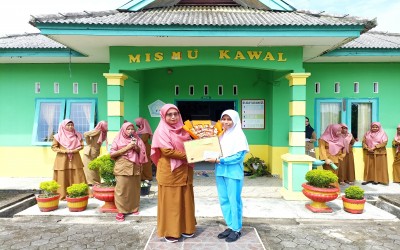 MIS Miftahul Ulum Kawal Berikan Penghargaan Kepada Airin