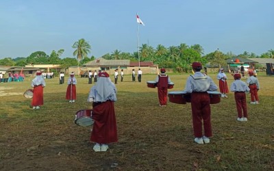 Gema Suara Miftahul Ulum Menjadi Pengiring Upacara HUT RI ke-78